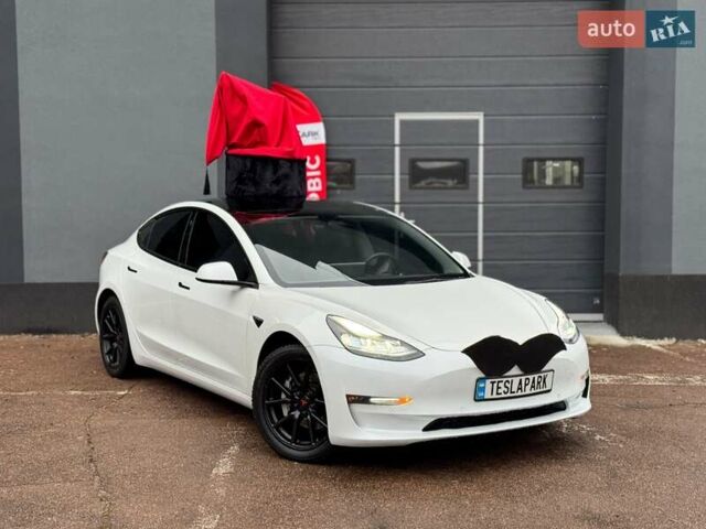 Білий Тесла Модель 3, об'ємом двигуна 0 л та пробігом 117 тис. км за 20999 $, фото 1 на Automoto.ua