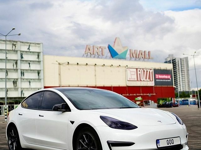 Білий Тесла Модель 3, об'ємом двигуна 0 л та пробігом 73 тис. км за 21700 $, фото 1 на Automoto.ua