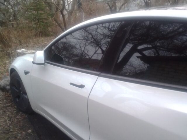 Белый Тесла Модель 3, объемом двигателя 0 л и пробегом 27 тыс. км за 21000 $, фото 1 на Automoto.ua