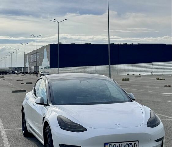 Білий Тесла Модель 3, об'ємом двигуна 0 л та пробігом 1 тис. км за 17483 $, фото 1 на Automoto.ua