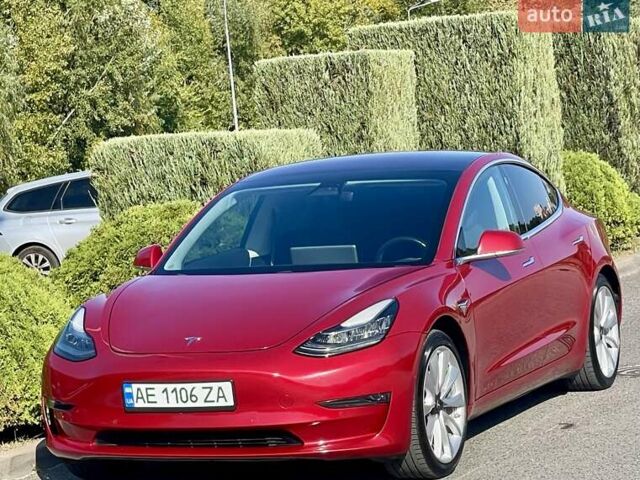 Тесла Модель 3 2018 в Днепре (Днепропетровске) на Automoto.ua Красный Тесла Модель 3, объемом двигателя 0 л и пробегом 130 тыс. км за 17700 $, фото 1 на Automoto.ua