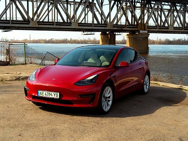 Красный Тесла Модель 3, объемом двигателя 0.3 л и пробегом 25 тыс. км за 19400 $, фото 1 на Automoto.ua