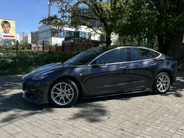Серый Тесла Модель 3, объемом двигателя 0 л и пробегом 70 тыс. км за 26000 $, фото 1 на Automoto.ua