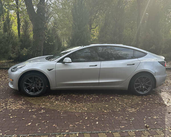 Серый Тесла Модель 3, объемом двигателя 0 л и пробегом 167 тыс. км за 28000 $, фото 1 на Automoto.ua