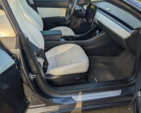 Серый Тесла Модель 3, объемом двигателя 0 л и пробегом 134 тыс. км за 15000 $, фото 1 на Automoto.ua