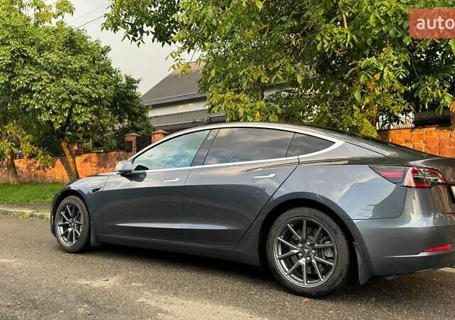 Серый Тесла Модель 3, объемом двигателя 0 л и пробегом 70 тыс. км за 18500 $, фото 1 на Automoto.ua