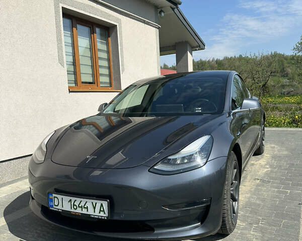 Серый Тесла Модель 3, объемом двигателя 0 л и пробегом 61 тыс. км за 16600 $, фото 1 на Automoto.ua
