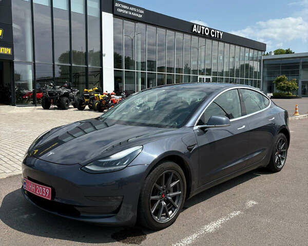 Серый Тесла Модель 3, объемом двигателя 0 л и пробегом 82 тыс. км за 15800 $, фото 1 на Automoto.ua
