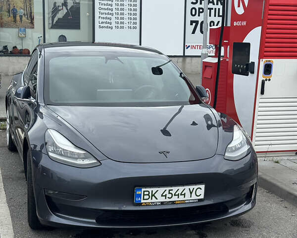 Серый Тесла Модель 3, объемом двигателя 0 л и пробегом 87 тыс. км за 20000 $, фото 1 на Automoto.ua