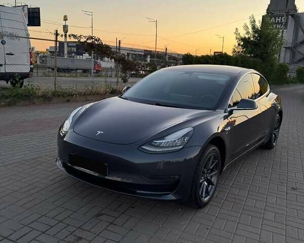 Серый Тесла Модель 3, объемом двигателя 0 л и пробегом 120 тыс. км за 15700 $, фото 1 на Automoto.ua