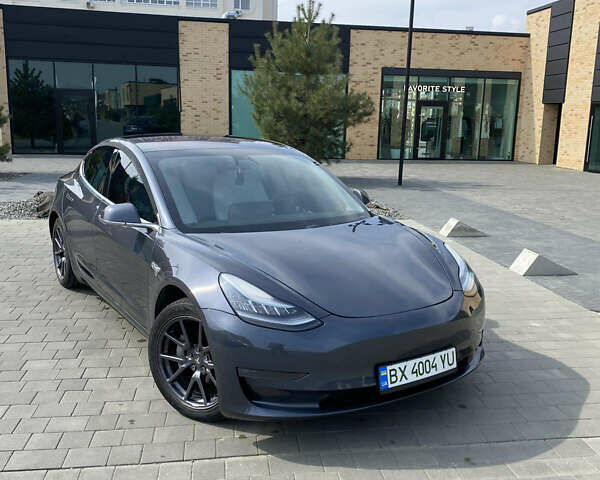 Тесла Модель 3 2019 у Хмельницькому на Automoto.ua Сірий Тесла Модель 3, об'ємом двигуна 0 л та пробігом 205 тис. км за 17399 $, фото 1 на Automoto.ua