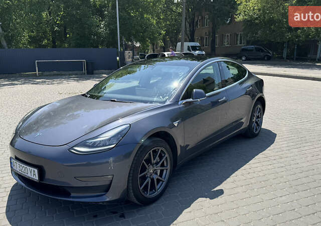 Тесла Модель 3 2020 в Ивано-Франковске на Automoto.ua Серый Тесла Модель 3, объемом двигателя 0 л и пробегом 80 тыс. км за 19999 $, фото 1 на Automoto.ua