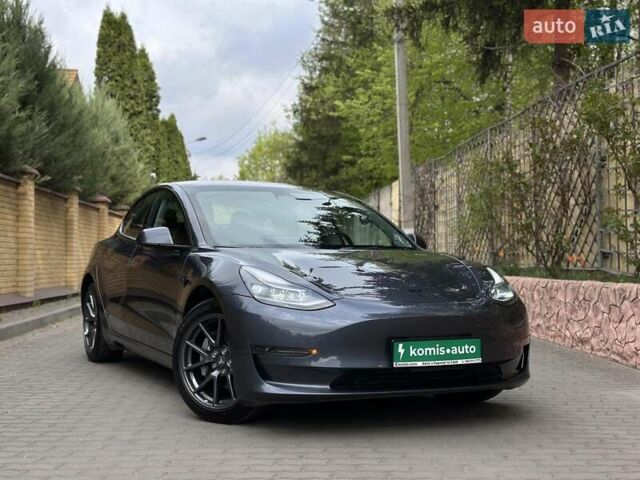 Серый Тесла Модель 3, объемом двигателя 0 л и пробегом 4 тыс. км за 24799 $, фото 1 на Automoto.ua