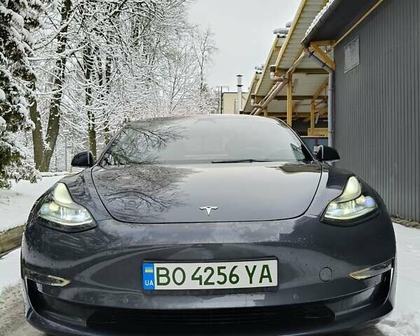 Серый Тесла Модель 3, объемом двигателя 0 л и пробегом 32 тыс. км за 21500 $, фото 1 на Automoto.ua
