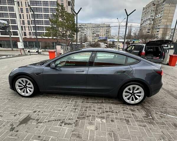 Серый Тесла Модель 3, объемом двигателя 0 л и пробегом 4 тыс. км за 33000 $, фото 1 на Automoto.ua