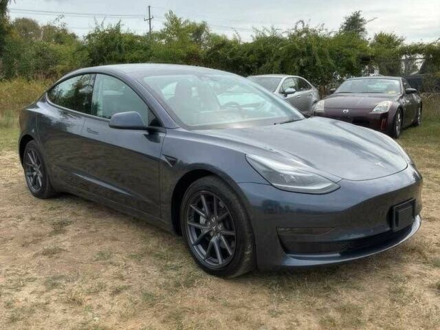 Серый Тесла Модель 3, объемом двигателя 0 л и пробегом 18 тыс. км за 14000 $, фото 1 на Automoto.ua