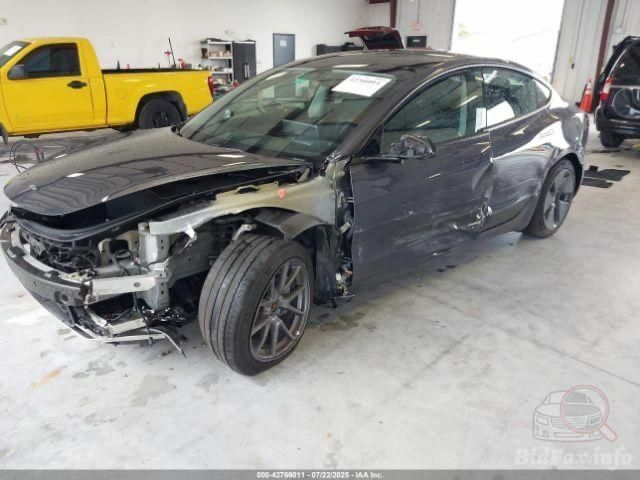 Сірий Тесла Модель 3, об'ємом двигуна 0 л та пробігом 6 тис. км за 18000 $, фото 1 на Automoto.ua