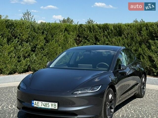 Серый Тесла Модель 3, объемом двигателя 0 л и пробегом 5 тыс. км за 30500 $, фото 1 на Automoto.ua