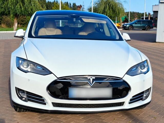 Белый Тесла Модель С, объемом двигателя 0 л и пробегом 256 тыс. км за 11042 $, фото 1 на Automoto.ua