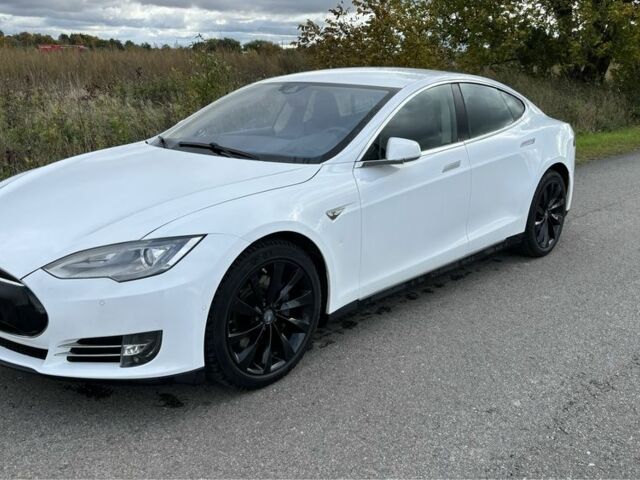 Белый Тесла Модель С, объемом двигателя 5 л и пробегом 189 тыс. км за 13700 $, фото 1 на Automoto.ua