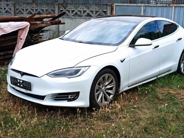 Белый Тесла Модель С, объемом двигателя 0 л и пробегом 62 тыс. км за 20000 $, фото 1 на Automoto.ua