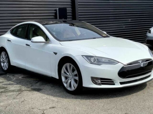 Белый Тесла Модель С, объемом двигателя 0 л и пробегом 79 тыс. км за 4500 $, фото 1 на Automoto.ua