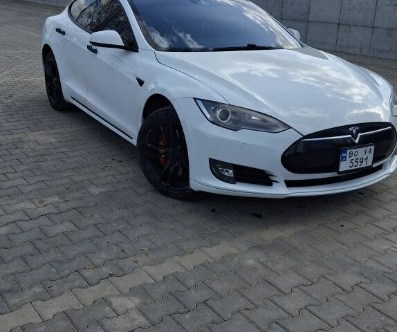 Белый Тесла Модель С, объемом двигателя 0 л и пробегом 206 тыс. км за 14500 $, фото 1 на Automoto.ua