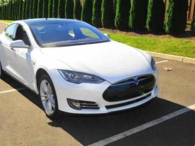 Белый Тесла Модель С, объемом двигателя 0 л и пробегом 110 тыс. км за 5000 $, фото 1 на Automoto.ua