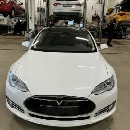 Білий Тесла Модель С, об'ємом двигуна 0 л та пробігом 121 тис. км за 13100 $, фото 1 на Automoto.ua