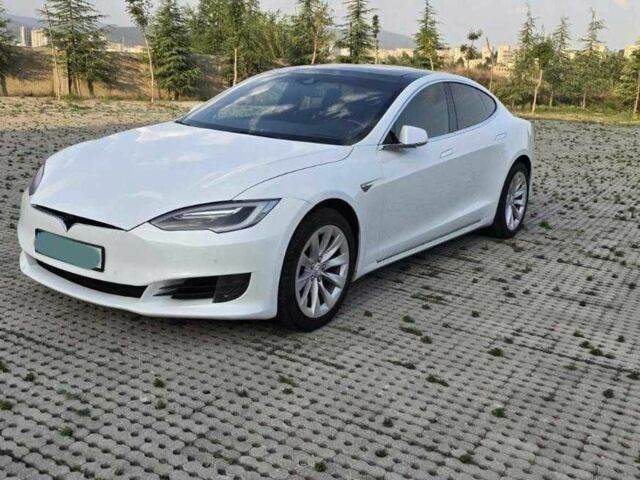 Белый Тесла Модель С, объемом двигателя 0 л и пробегом 70 тыс. км за 14800 $, фото 1 на Automoto.ua