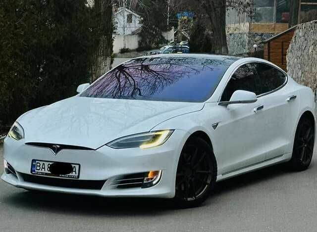 Белый Тесла Модель С, объемом двигателя 0 л и пробегом 115 тыс. км за 12399 $, фото 1 на Automoto.ua