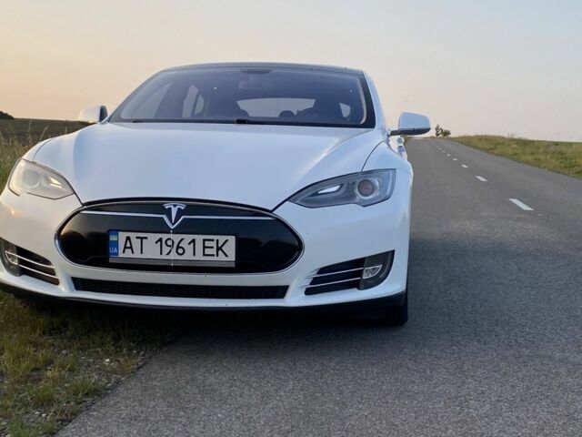 Белый Тесла Модель С, объемом двигателя 5.6 л и пробегом 305 тыс. км за 12700 $, фото 1 на Automoto.ua