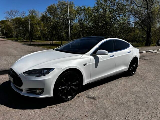 Белый Тесла Модель С, объемом двигателя 0 л и пробегом 178 тыс. км за 13475 $, фото 1 на Automoto.ua
