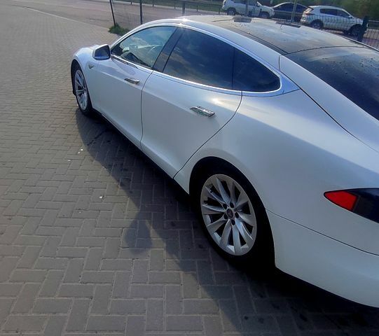 Белый Тесла Модель С, объемом двигателя 0 л и пробегом 205 тыс. км за 11600 $, фото 1 на Automoto.ua