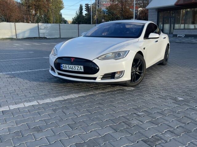Белый Тесла Модель С, объемом двигателя 0 л и пробегом 125 тыс. км за 12000 $, фото 1 на Automoto.ua