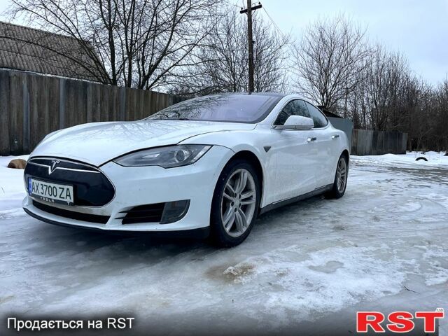 Белый Тесла Модель С, объемом двигателя 0 л и пробегом 190 тыс. км за 11111 $, фото 1 на Automoto.ua