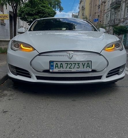 Білий Тесла Модель С, об'ємом двигуна 0 л та пробігом 124 тис. км за 11300 $, фото 1 на Automoto.ua