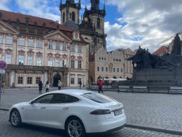 Белый Тесла Модель С, объемом двигателя 0 л и пробегом 150 тыс. км за 11500 $, фото 1 на Automoto.ua