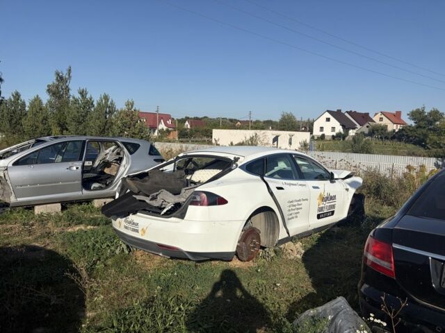 Білий Тесла Модель С, об'ємом двигуна 0 л та пробігом 200 тис. км за 2309 $, фото 1 на Automoto.ua
