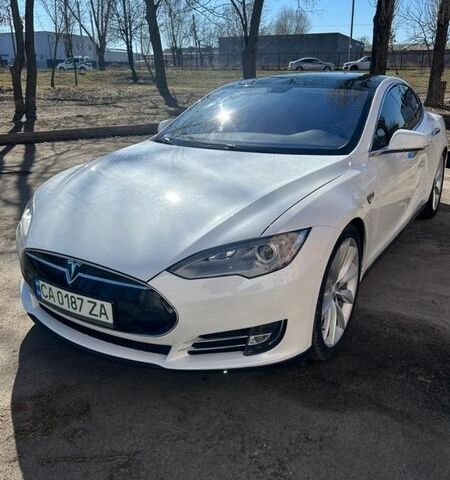 Белый Тесла Модель С, объемом двигателя 0 л и пробегом 160 тыс. км за 13200 $, фото 1 на Automoto.ua