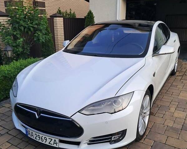 Белый Тесла Модель С, объемом двигателя 0 л и пробегом 186 тыс. км за 15600 $, фото 1 на Automoto.ua