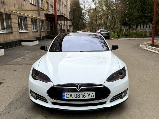 Белый Тесла Модель С, объемом двигателя 60 л и пробегом 152 тыс. км за 12900 $, фото 1 на Automoto.ua