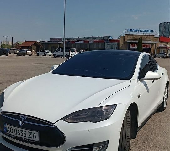 Білий Тесла Модель С, об'ємом двигуна 0 л та пробігом 240 тис. км за 12899 $, фото 1 на Automoto.ua