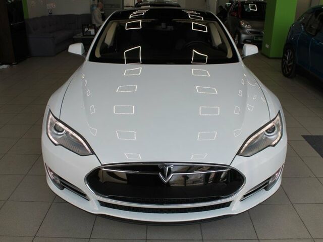 Белый Тесла Модель С, объемом двигателя 0 л и пробегом 132 тыс. км за 39900 $, фото 1 на Automoto.ua