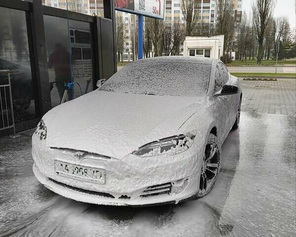 Белый Тесла Модель С, объемом двигателя 0 л и пробегом 116 тыс. км за 16000 $, фото 1 на Automoto.ua
