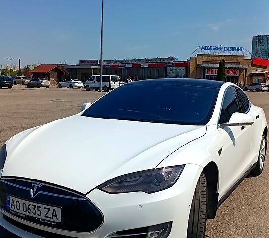 Белый Тесла Модель С, объемом двигателя 0 л и пробегом 238 тыс. км за 13500 $, фото 1 на Automoto.ua