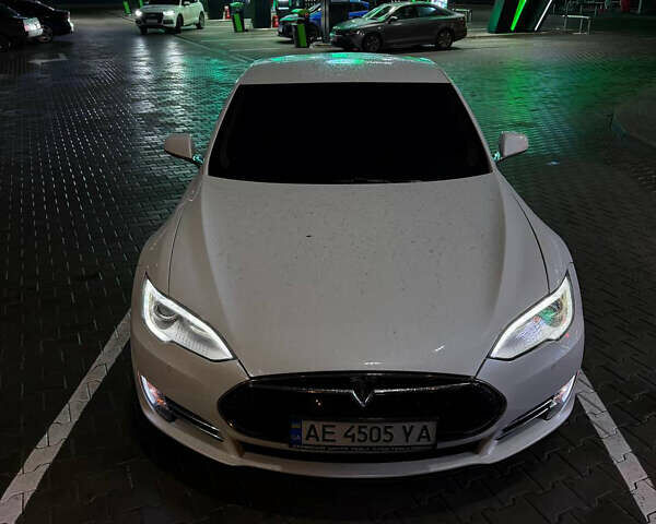 Белый Тесла Модель С, объемом двигателя 0 л и пробегом 150 тыс. км за 17000 $, фото 1 на Automoto.ua