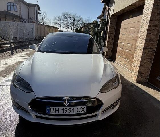 Білий Тесла Модель С, об'ємом двигуна 0 л та пробігом 100 тис. км за 12300 $, фото 1 на Automoto.ua