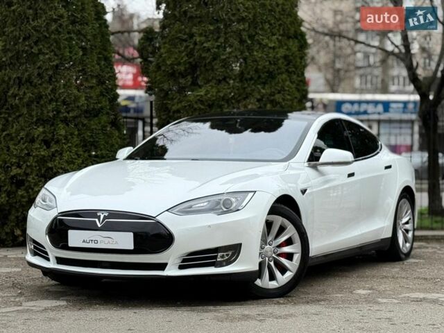 Белый Тесла Модель С, объемом двигателя 0 л и пробегом 143 тыс. км за 15900 $, фото 1 на Automoto.ua