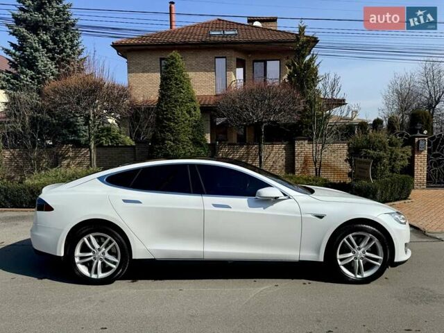 Белый Тесла Модель С, объемом двигателя 0 л и пробегом 95 тыс. км за 17800 $, фото 1 на Automoto.ua
